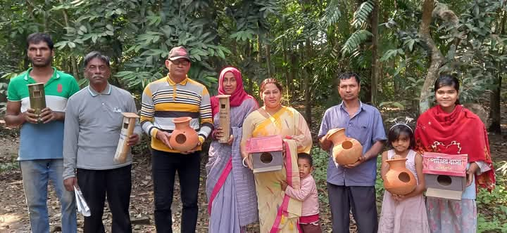 বনবিবি'র উদ্যেগে পাখি বাসার জন্য গাছে মাটির পাত্র স্থাপন 