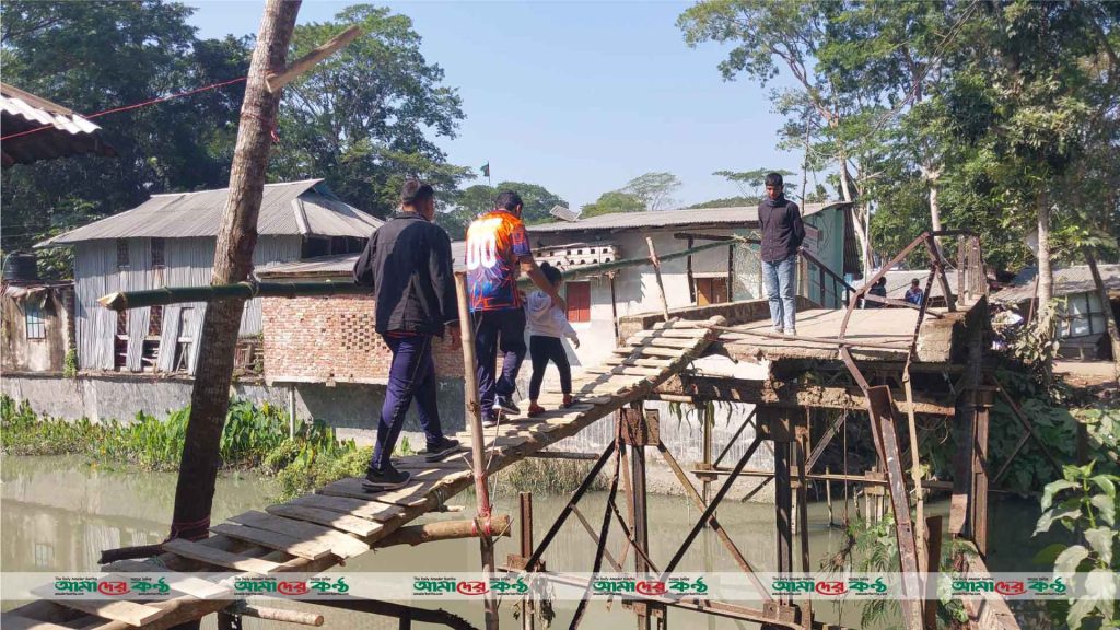 বরগুনায় ভাঙা ব্রিজে চরম ভোগান্তিতে ৩ গ্রামের মানুষ