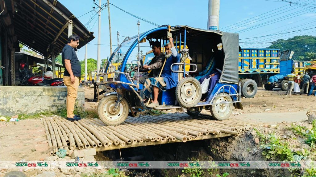 কালীগঞ্জে কংক্রিটের কালভার্ট ভেঙে বাঁশের কালভার্ট নির্মাণ ,দুর্ভোগ চরমে   