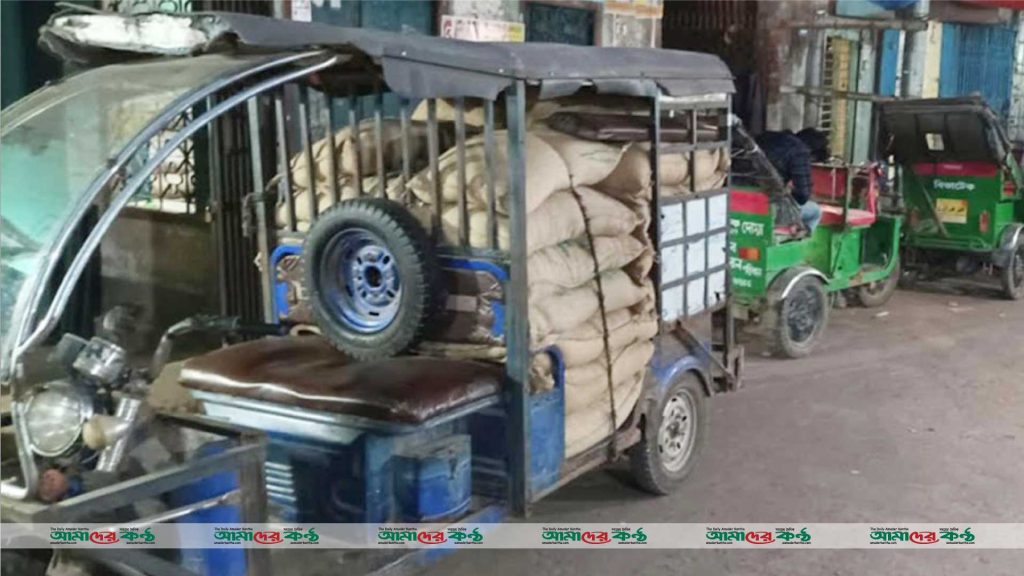 নরসিংদীতে বিক্রির সময় টিসিবির ৩০ বস্তা চাল জব্দ