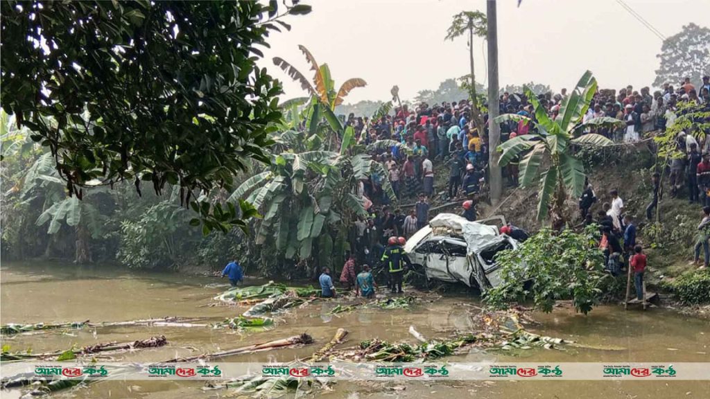 ফরিদপুরে ট্রেনের ধাক্কায় মাইক্রোবাস পুকুরে, নিহত ৫