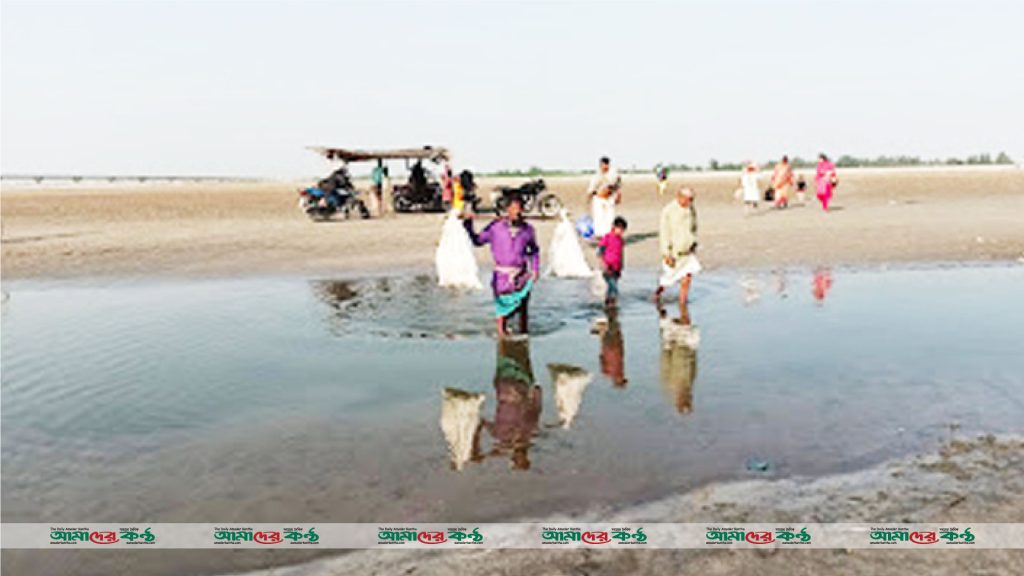 গাইবান্ধার সুন্দরগঞ্জে তিস্তা নদীর নাব্যতা সংকট, পায়ে হেঁটে পারাপার