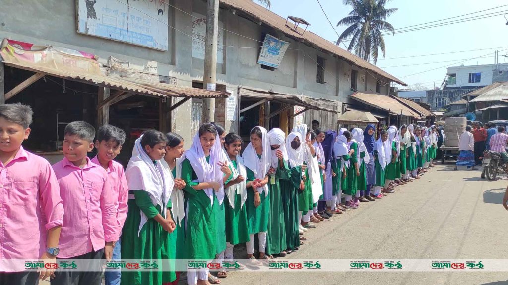 মঠবাড়িয়ায় প্রধান শিক্ষকের সাথে অশোভন আচরণের প্রতিবাদে শিক্ষার্থীদের বিক্ষোভ