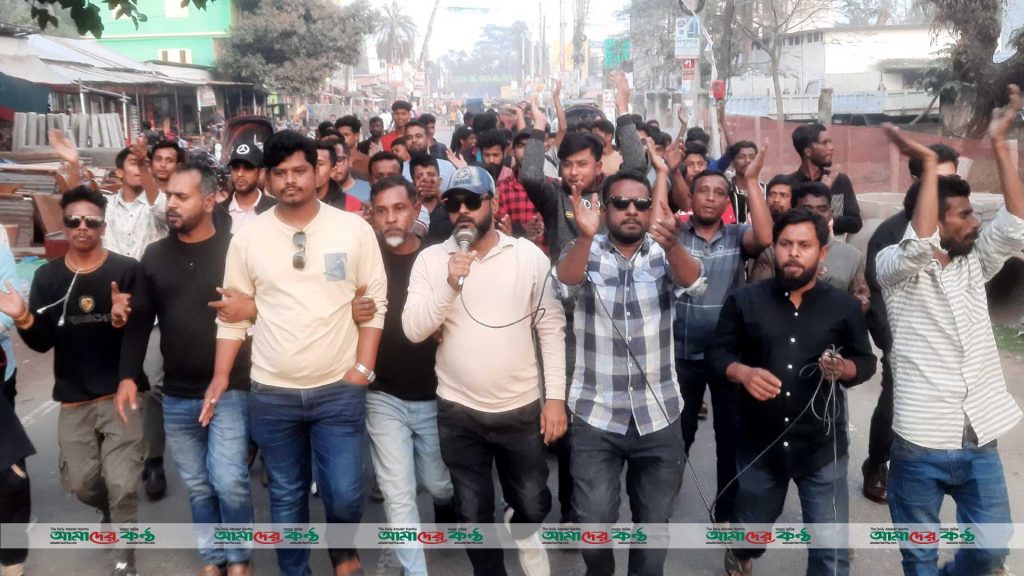 পিরোজপুরে যুবদল নেতা পলাশ মাহমুদের নেতৃত্বে বিক্ষোভ মিছিল